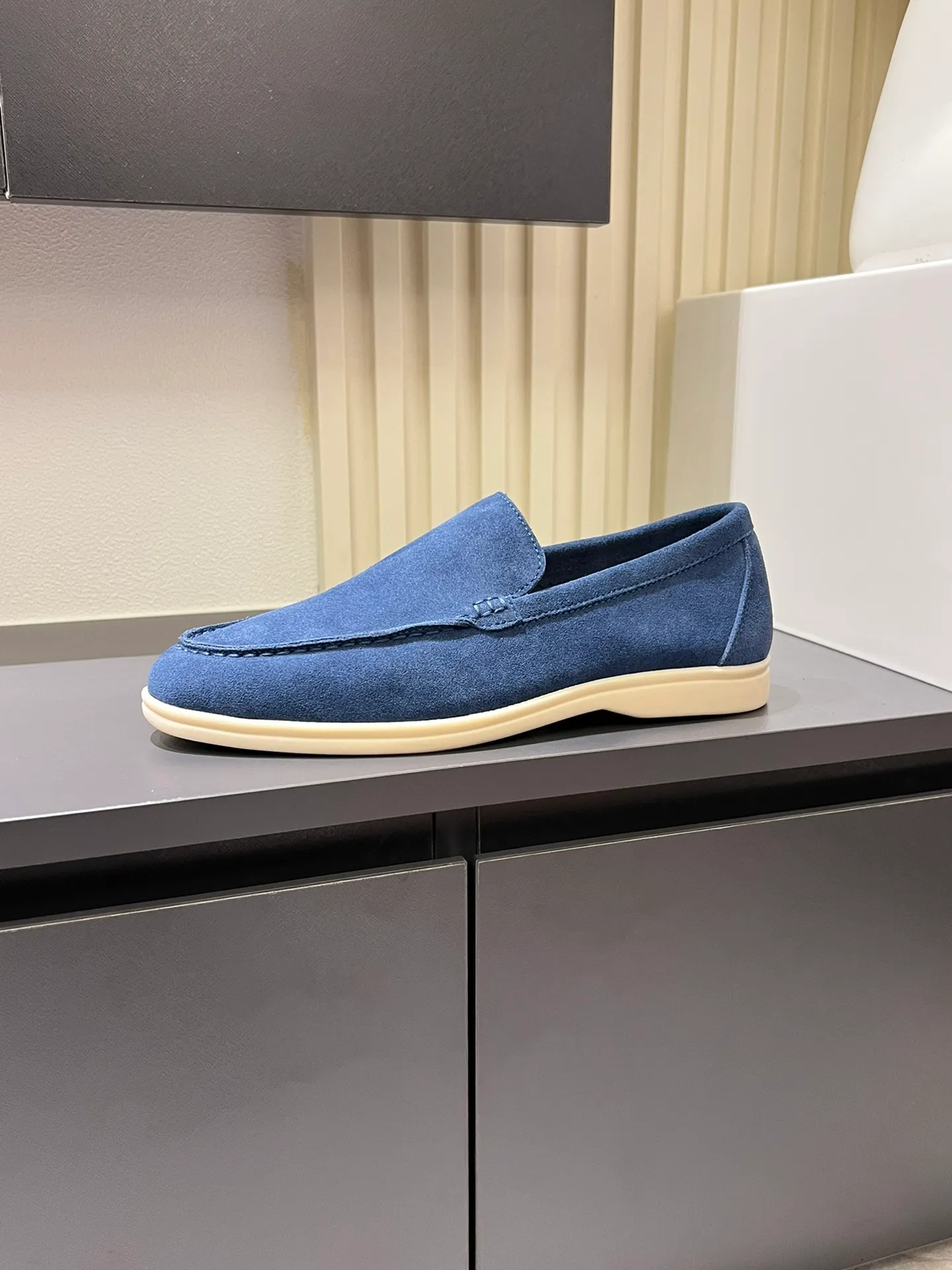 Men's shoes 💰p360 "Loro men's shoes 💰pian'*" Classic L men's shoes for couples 💰p Top version British flat loafers, a must-have item in old money style, the minimalist design is eye-catching and durable, a plus point for dressing The soft foot feel and texture are outstanding. They don’t scratch your feet and are very nice. They are matched with soft and waxy soles. They can be worn daily for a long time without getting tired. They are easy to wear, versatile and classic items, with perfect foot feel and texture! Imported cashmere fabric, the lining is made of imported A-grade water-dyed cow lining, the top version of the genuine leather midsole is sewn with pure handmade mark thread! Size: Female 35-40 (34. Customized) Male 38-44 (45.46. Customized)